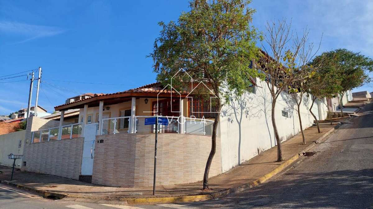 Casa à venda em Monte Sião, Jardim América, com 3 quartos - Évora Imóveis